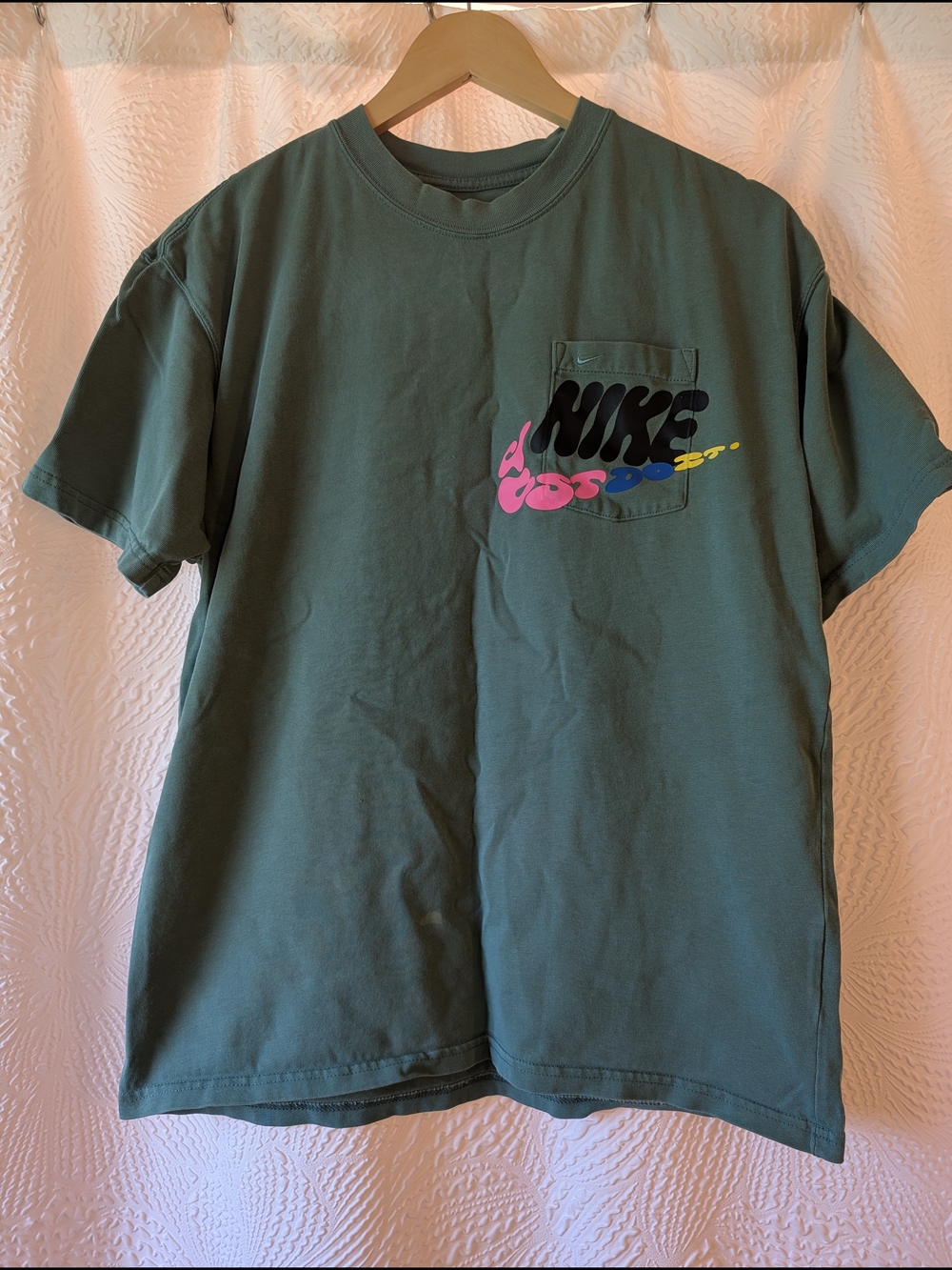 Nike Pocket Graphic Tee in Forest Green